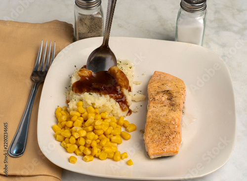 Fotografie seasoned salmon with mashed potatoes and corn