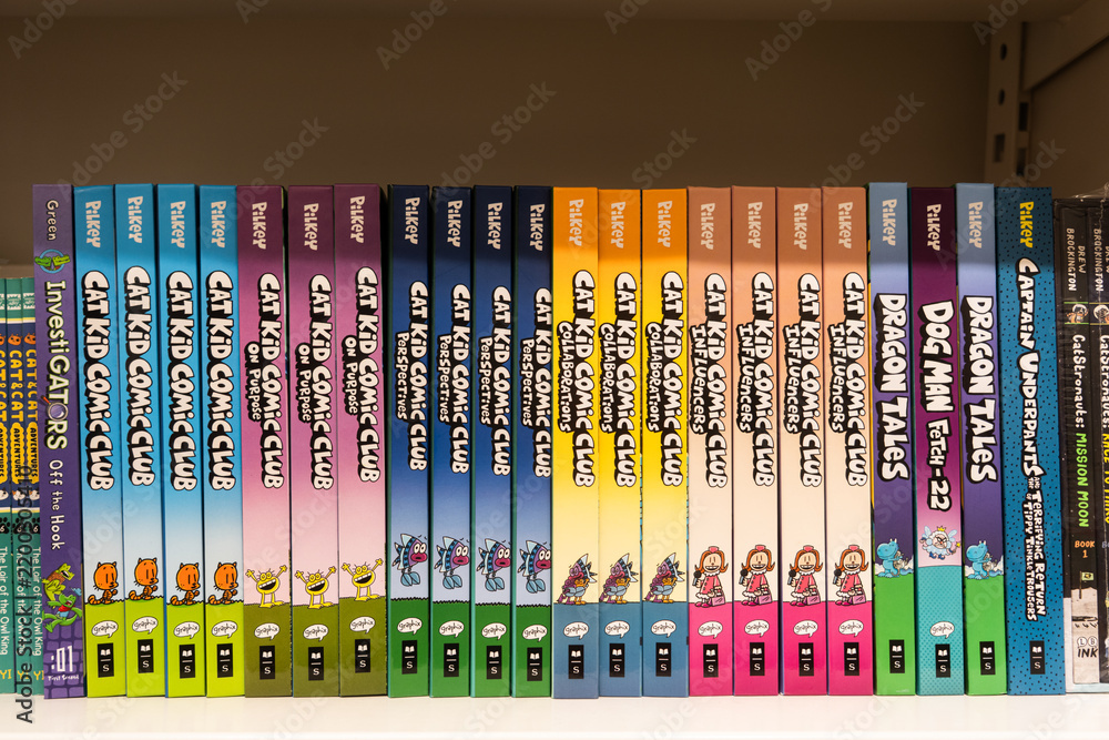 Obraz premium Toronto, Canada - June 18, 2026: Shelf with Cat Kid Comic Club, Dragon Tales, Dog Man, Investigators, and Captain Underpants books