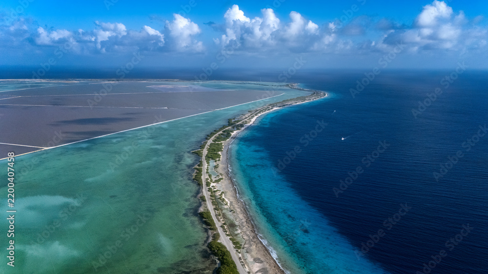Obraz premium Coastal road along a Caribbean reef with turquoise to blue ocean