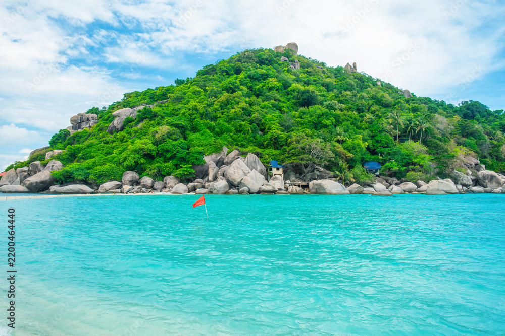 Obraz premium Green tropical island with granite rocky coastline surrounded by turquoise sea near Koh Tao, Thailand. Tropical travel, island hopping, snorkeling, scuba diving and marine adventure in Southeast Asia
