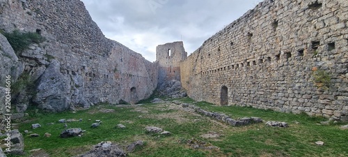 Dans les ruines du château de Montségur, ancienne forteresse royale bâtie sur un castrum cathure (Pyrénées ariégeoises, Occitanie)
