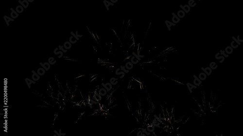 夜空を埋め尽くす花火の火花と煙のアップショット