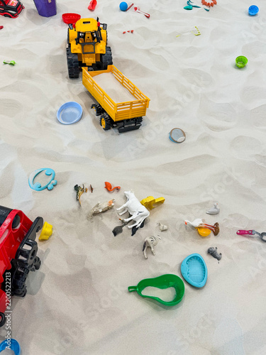 Fotografie brinquedos de criança na areia carrinho brincar