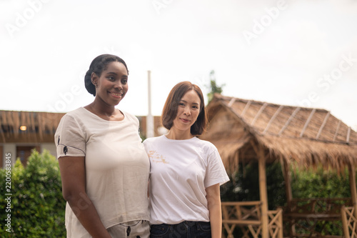 Canvastavla Two women smiling together outdoors, showcasing friendship and connection amidst natural surroundings in a warm and inviting environment