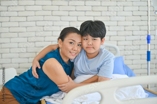 Fotografie A heartwarming moment of connection between a mother and her young son at a hospital