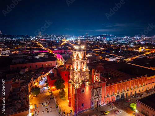 Obraz na płótnie Vista aérea nocturna del iluminado templo de San Francisco y centro histórico co