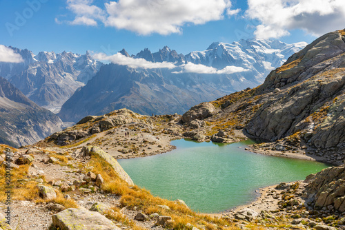 Le Massif du Mont-Blanc en été avec le célèbre lac blanc en avant plan