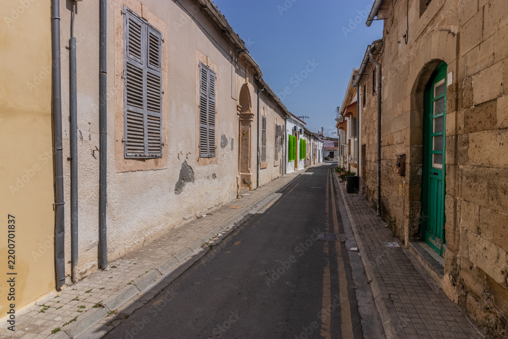 Fototapeta premium Alley in Chrysaliniotissa neigborhood in Nicosia, Cyprus