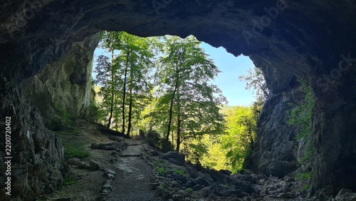 Sous le monumental porche naturel de la grotte de la Luire, haut-lieu du maquis du Vercors et sortie de la plus grande résurgence vauclusienne de la planète (Plateau du Vercors, Drôme)