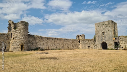 Dans la cour du château de Puivert, magnifique château fort médiéval en ruine et l'un des plus célèbres « châteaux cathares » du Languedoc (Occitanie)