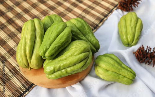 Obraz na płótnie Chayote (Sechium edule), an edible green, pear-shaped fruit that belongs to the gourd and squash family
