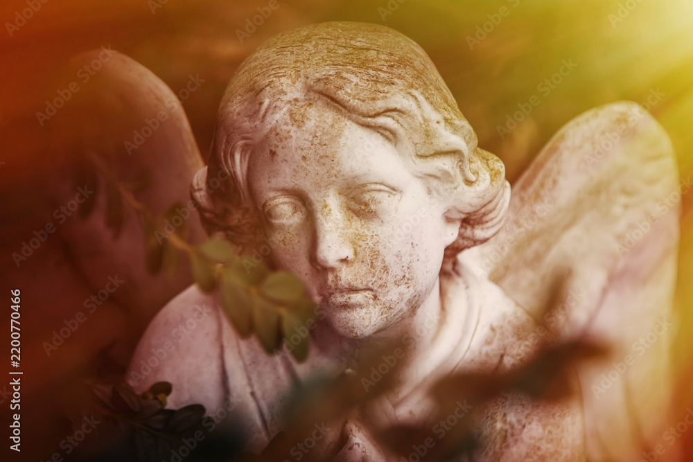Obraz premium Blind angel statue in warm dramatic light, a symbolic image of sorrow, silence, faith, loss and eternity.