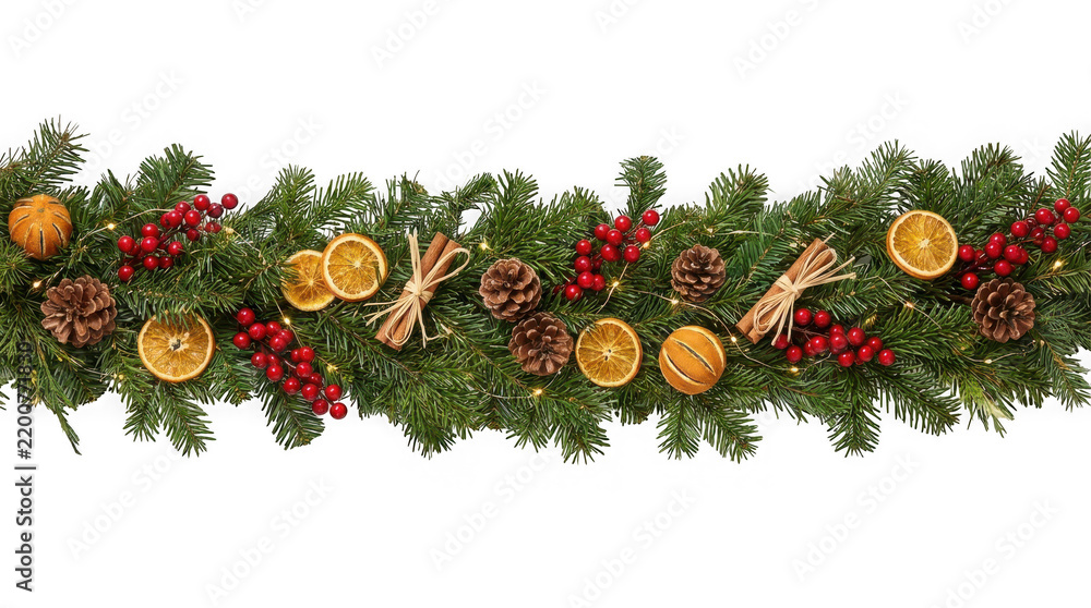 Obraz premium Christmas garland with pine branches, cinnamon, orange slices, and berries isolated on transparent background