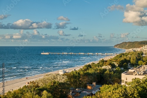 Der Strand im polnischen Ostseebad Misdroy (Międzyzdroje) besticht durch seine faszinierende Kombination aus feinstem, hellem Sandstrand, einer weitläufigen Dünenlandschaft und der Steilküste .