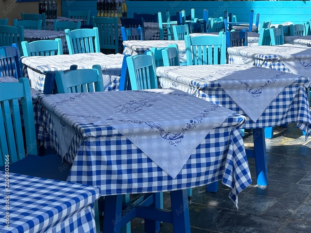 Photography Poster Tische mit blau-weißen Karo-Tischdecken in einer Taverne auf Kreta, Griechenland