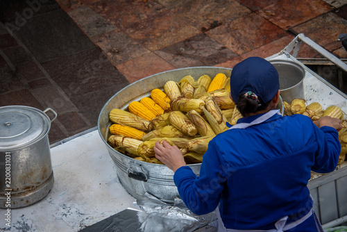 Foto Woman serving corn out of tup in the plaza in Mexico