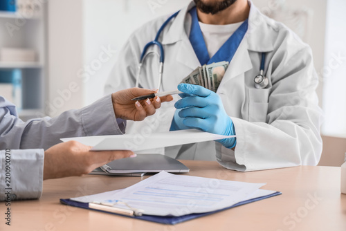 Foto Medical corruption and healthcare bribery, doctor accepting money from patient f