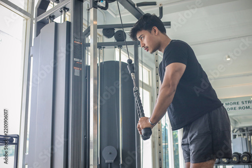 Fotografie Fit Individual Focused On Upper Body Muscular Conditioning Inside Bright Indoor