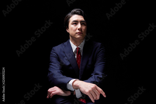 30代のビジネスマンのポートレート　暗闇
