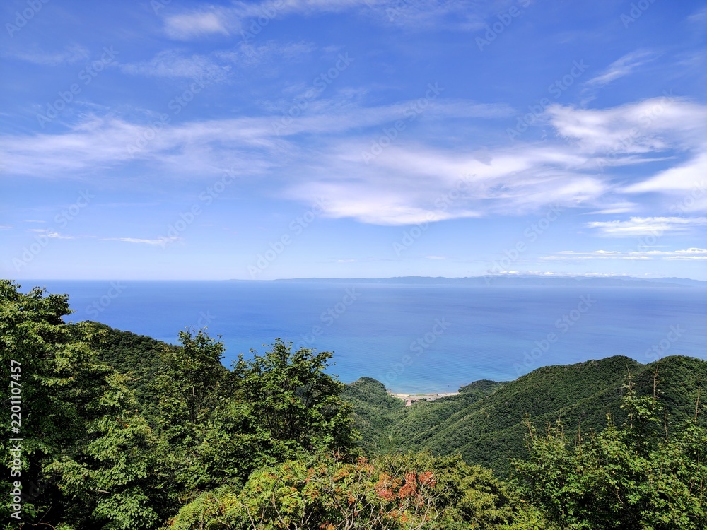 Obraz premium 山から見下ろした日本海と佐渡島