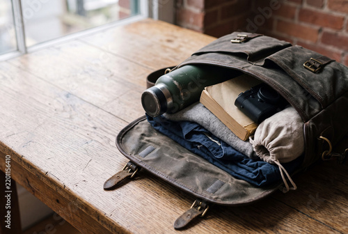 Gli elementi essenziali da mettere in valigia per un lungo viaggio: la borsa, i vestiti e gli oggetti personali preparazione, l’organizzazione che sta dietro alla preparazione per un viaggio