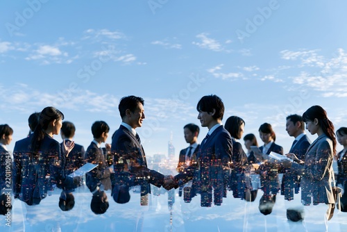 Plakat ビジネス提携と未来を象徴する握手都市を背景に人が描くグローバルな挑戦