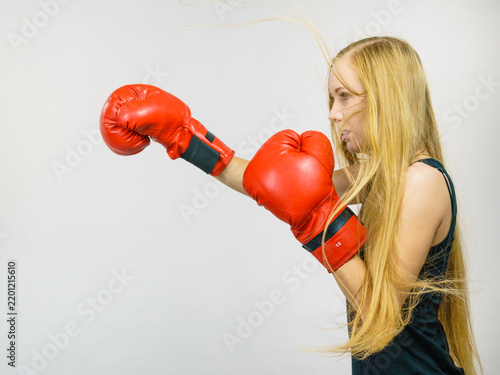 Cuadro en lienzo Woman in red gloves boxing