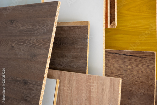 Fotografía Laminated particleboard panels stored in a carpentry workshop, showing wood grain decor and exposed chipboard edges used for furniture, cabinetry and interior production