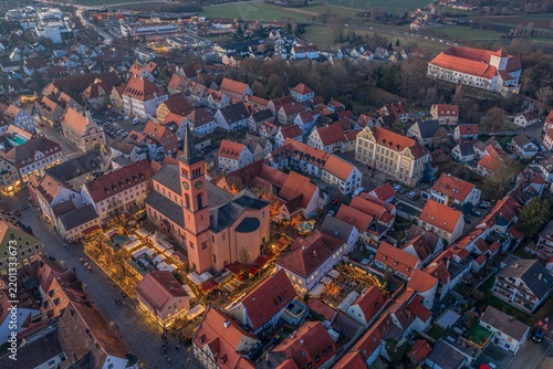 Abenddämmerung über der Stadt Friedberg in Schwaben in der Adventszeit