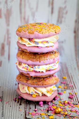 Whoopie Pies mit Buttercreme gefüllt und bunten Zuckerstreuseln
