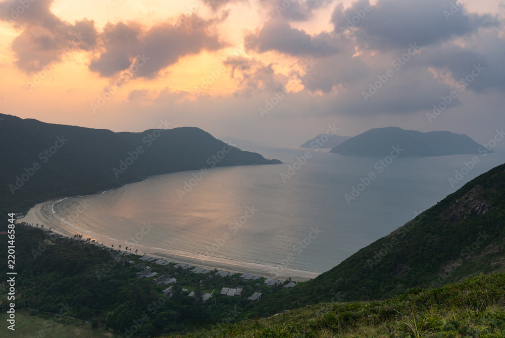Obraz premium Panoramic view of Dat Doc Beach and Bay with distant islands of the Con Dao archipelago in Vietnam during a colorful sunrise
