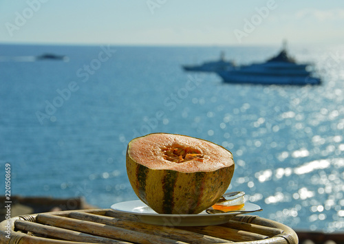 Dynya, med i yakhty16Melon, honey, and yachts