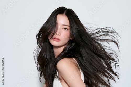風になびく美しいロングヘア若々しい女性の美容イメージ