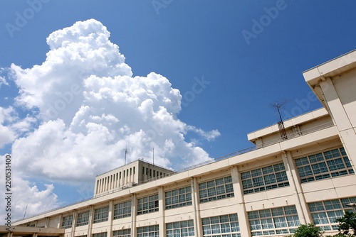夏の青空と積乱雲が広がる学び舎校舎風景