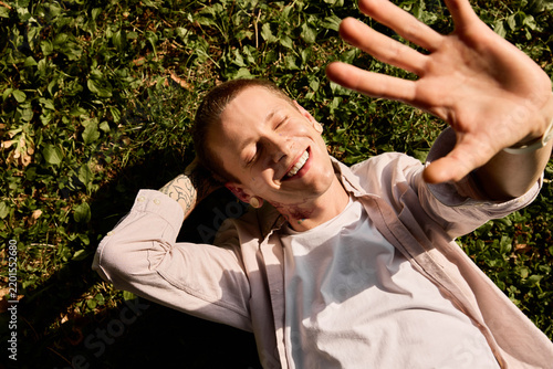 фотографія Young man enjoying a blissful moment of mindfulness in a serene park