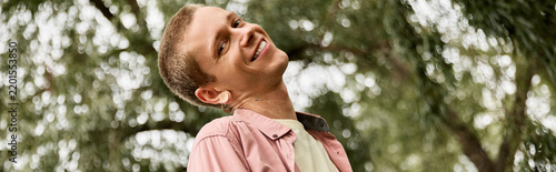 Fotografía Young man enjoys nature therapy for mental wellness in the park, banner