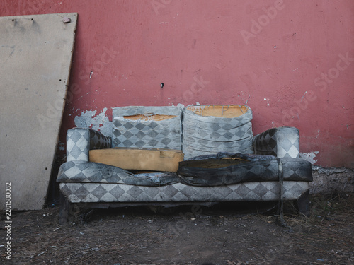 Canvastavla Worn vintage armchair discarded in a scrap yard