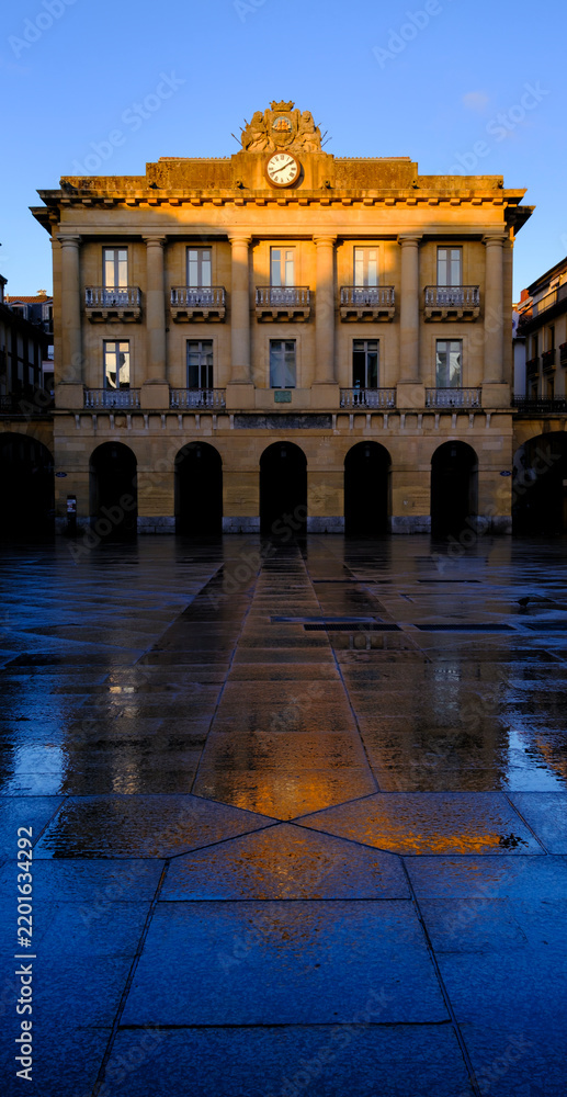 Obraz premium Sunrise at Plaza de la Constitución in San Sebastian Old Town.