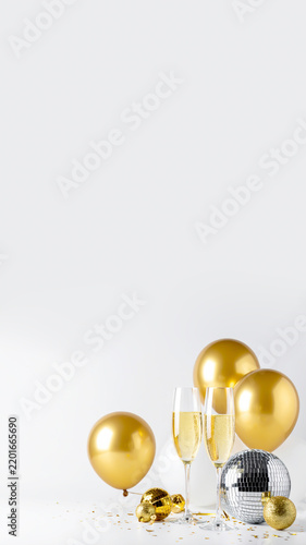 Schwarz-goldene Silvesterdekoration mit Sektgläsern und Diskokugeln