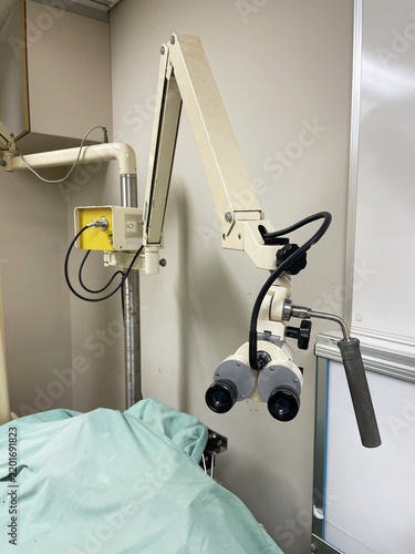 耳鼻咽喉科の診察室にある医療用顕微鏡と手術用双眼顕微鏡の風景