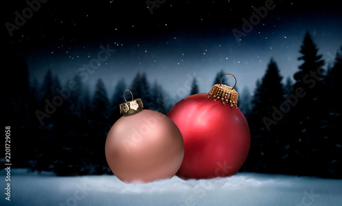 Obraz na płótnie Rote Weihnachtskugel in einem verschneiten dunklen Tannenwald