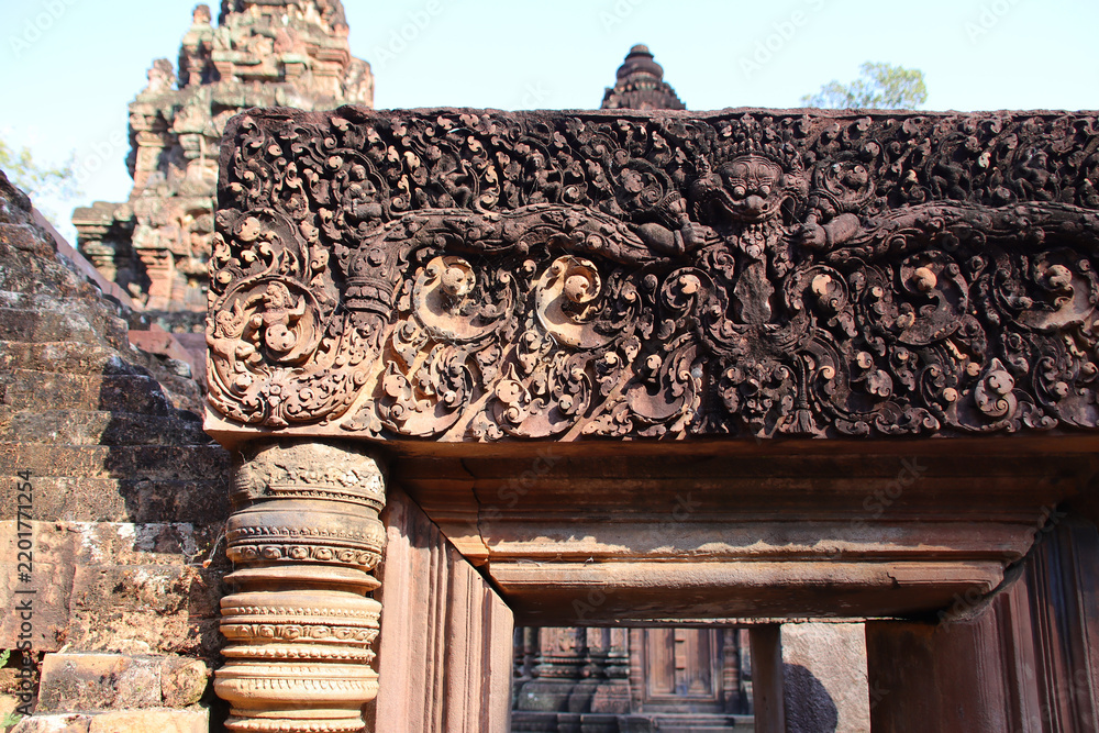 Obraz premium ruined khmer hindu and buddhist temple (banteay srei) in angkor in siem reap in cambodia 