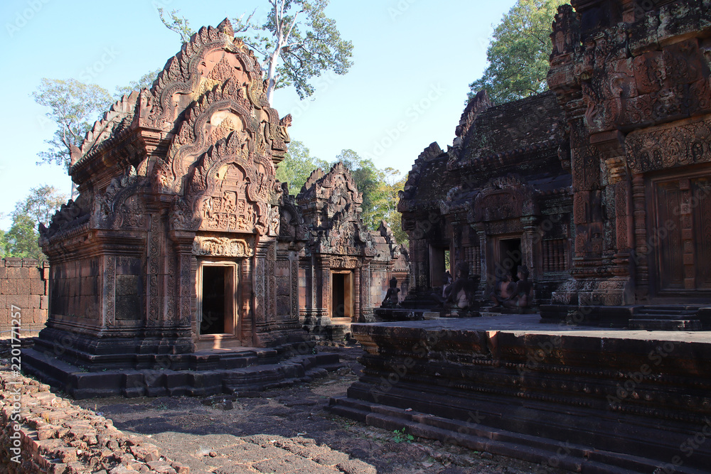 Obraz premium ruined khmer hindu and buddhist temple (banteay srei) in angkor in siem reap in cambodia 