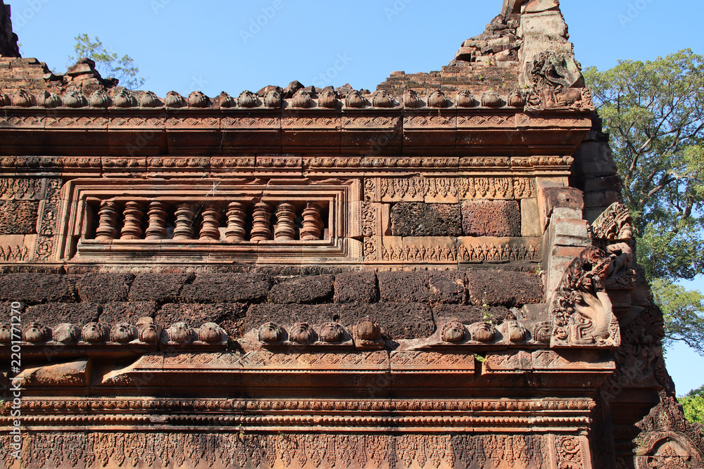 Fototapeta premium ruined khmer hindu and buddhist temple (banteay srei) in angkor in siem reap in cambodia 