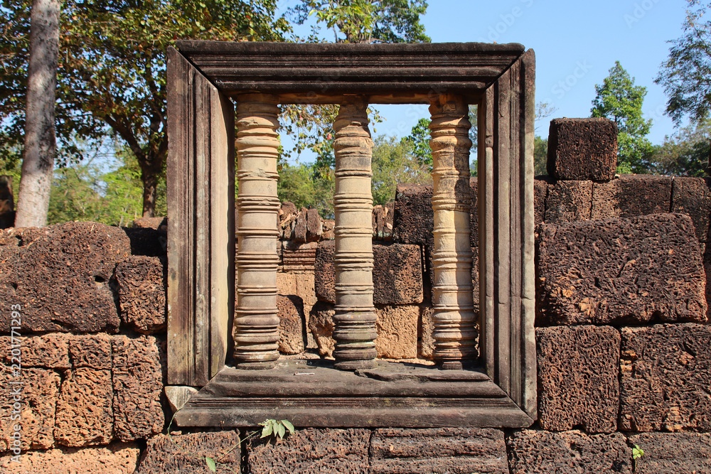 Obraz premium ruined khmer hindu and buddhist temple (banteay srei) in angkor in siem reap in cambodia 