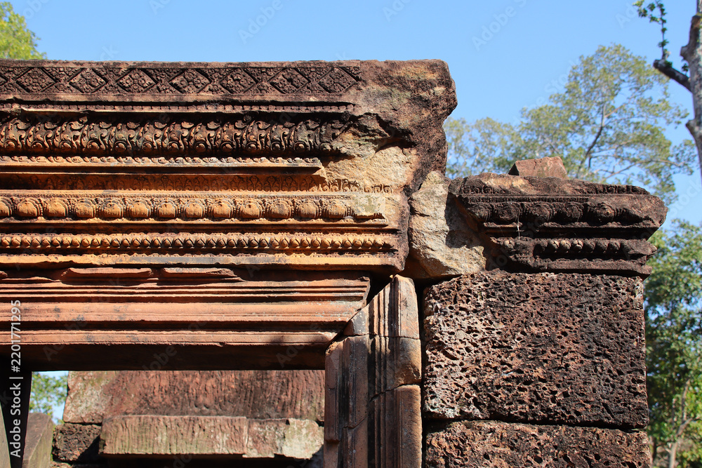 Fototapeta premium ruined khmer hindu and buddhist temple (banteay srei) in angkor in siem reap in cambodia 