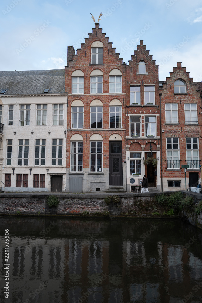 Obraz premium Bruges canal houses with stepped gables at dusk
