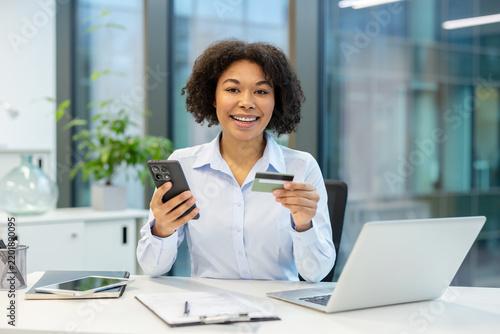 Foto Online shopping and digital payment, happy businesswoman using a smartphone and