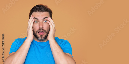 Foto Surprised man portrait with funny emotion
