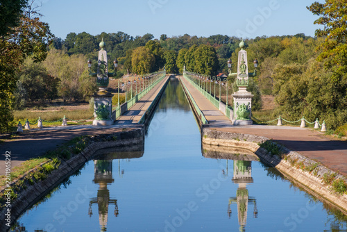 Fotografie Le Pont-canal de Briare permet à un canal d'enjamber la Loire sur son parcours vers la Seine ; construit en 1896 par Gustave Eiffel, il a été pendant près d'un siècle le plus long pont-canal du monde